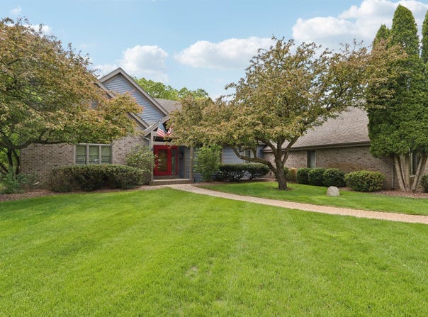 W313n4961 Chapel Ridge Rd, Hartland, WI 53029