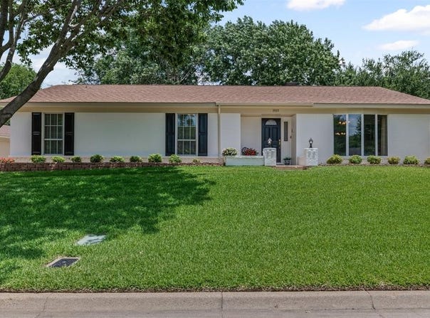 3915 Glenbrook Drive, Arlington, TX 76015