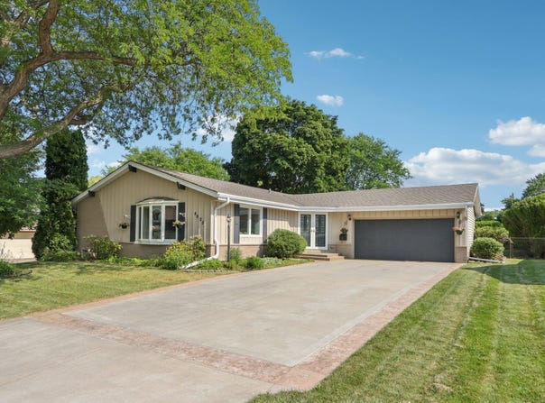 4925 Saxony Ln, Greendale, WI 53129
