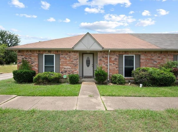 31 W Townhouse Lane, Grand Prairie, TX 75052