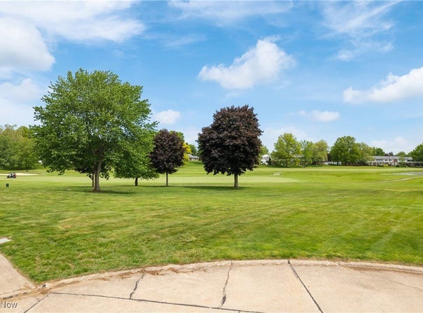 Carnoustie Drive, Green, OH 44685