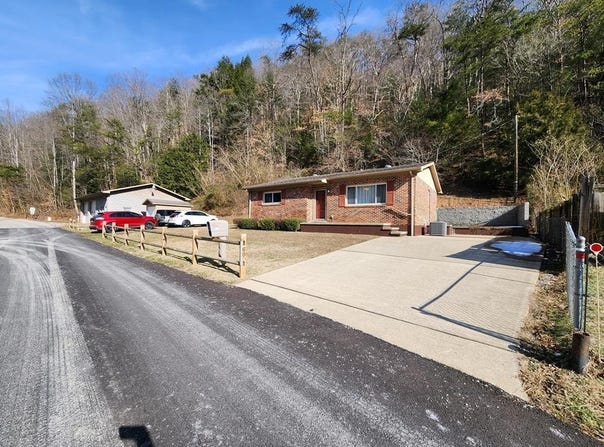 60 Slone's Br, Shelbiana, KY 41562