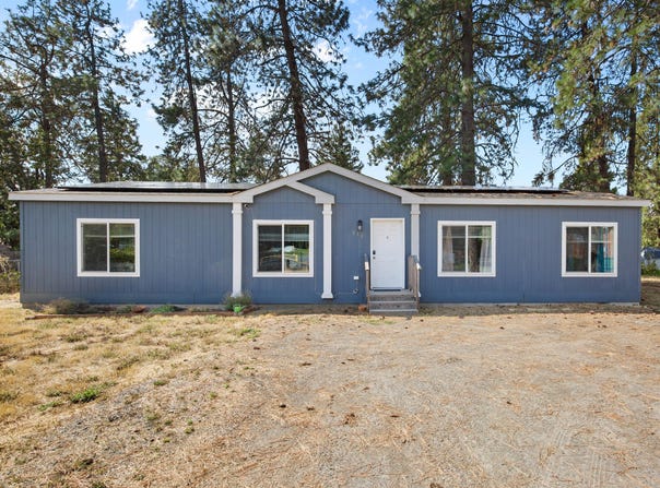 212 S Junction Avenue, Cave Junction, OR 97523