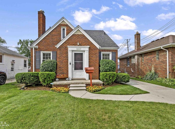 1857 Roslyn, Grosse Pointe Woods, MI 48236