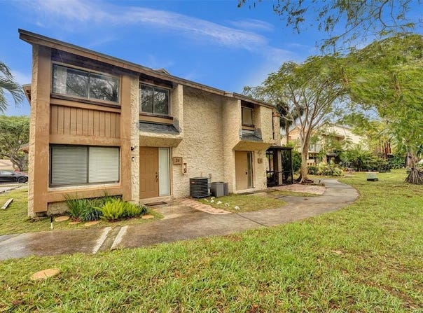 26 Wimbledon Lake, Plantation, FL 33324