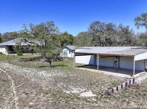 904 Eagle Creek, Floresville, TX 78114