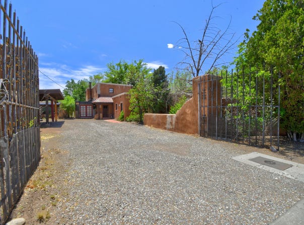 2440 Campbell Road NW, Albuquerque, NM 87104