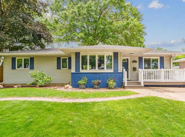 2742 Crestline Avenue, Waterloo, IA 50702