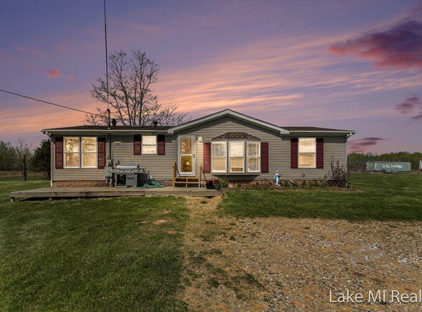 7560 County Road 681, Grand Junction, MI 49056