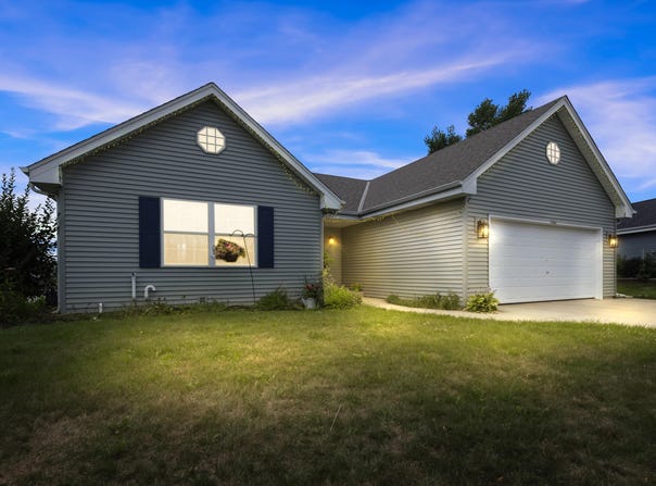 1643 Cardinal Dr, Hartford, WI 53027