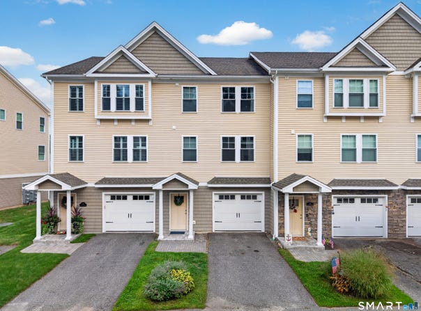 26 Village Crossing, East Lyme, CT 06357