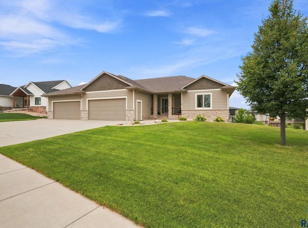 7304 E Donnelly Dr, Sioux Falls, SD 57110