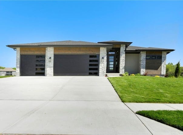 3929 SW Flintrock Drive, Lee's Summit, MO 64082