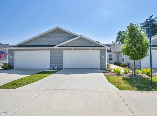 242 Oak Tree Lane, Elyria, OH 44035