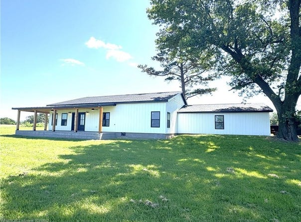 22372 North  RD, Summers, AR 72769