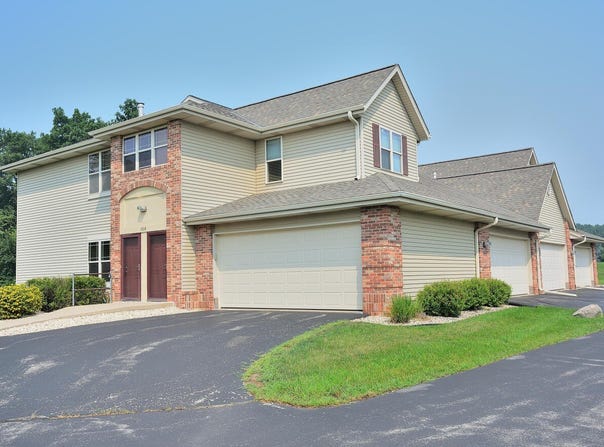 1014 E Woodview Ct, Slinger, WI 53086