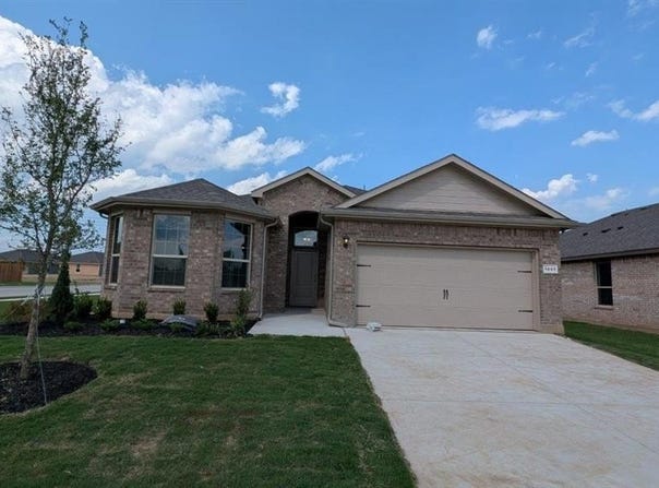1001 TRACTION Trail, Cleburne, TX 76031