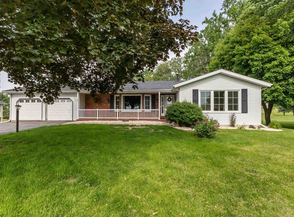 11915 Wedgewood Lane, Darlington, WI 53530