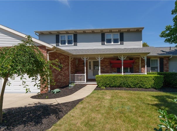 2709 Country Squire Street NW, Uniontown, OH 44685