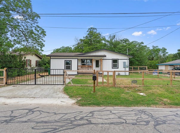 1216 Jones ST, Taylor, TX 76574