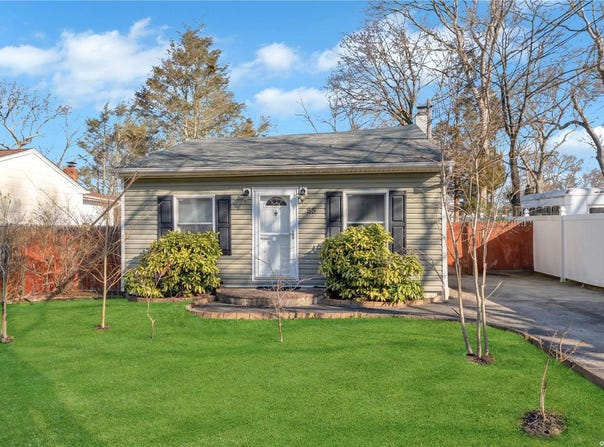 55 Inwood Avenue, Selden, NY 11784