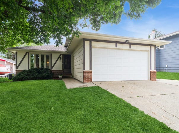 401 NW Valley View Drive, Grimes, IA 50111