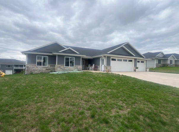 903 Rylee CT, Peosta, IA 52068