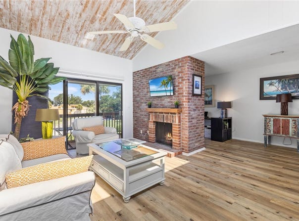 1051 S HIGHLAND STREET, MOUNT DORA, FL 32757