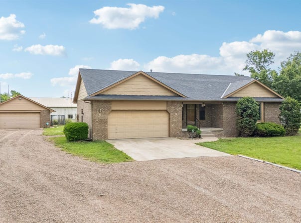 640 S Daisy Ln, Andover, KS 67002