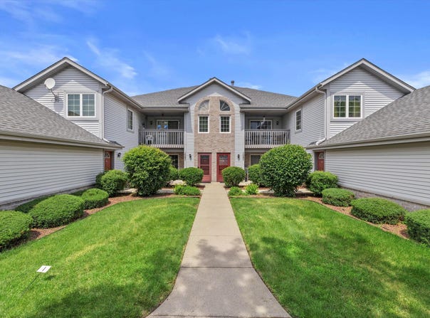 1097 Quinlan Dr, Pewaukee, WI 53072