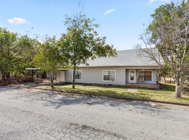 515 N Angelina Street, Henrietta, TX 76365