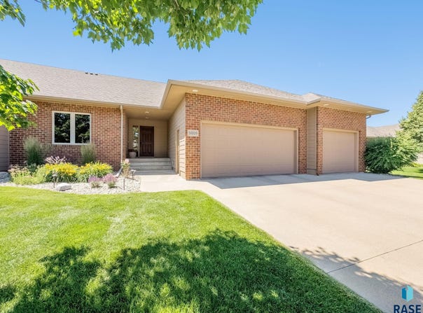 5809 S Nature Run Pl, Sioux Falls, SD 57108