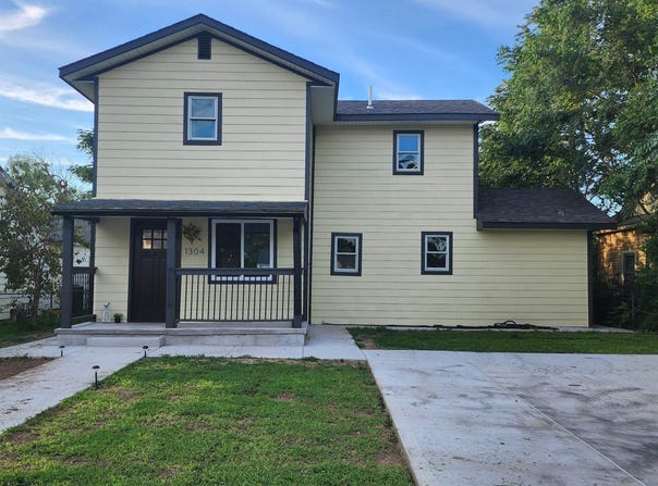 1304 E 8th Ave, Hutchinson, KS 67501