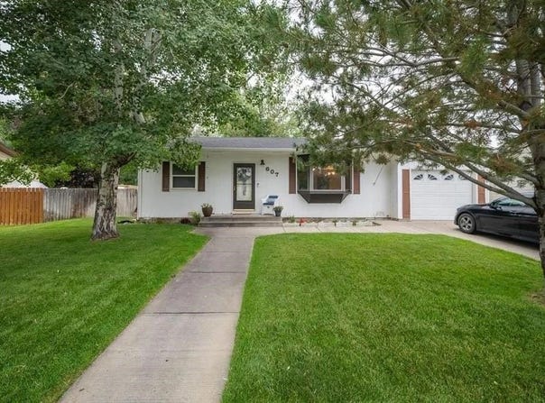 607 7th St, Cody, WY 82414