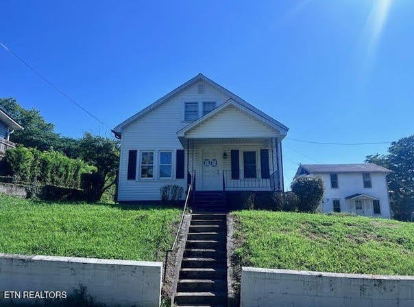 905 NW Queen Ave, Harriman, TN 37748