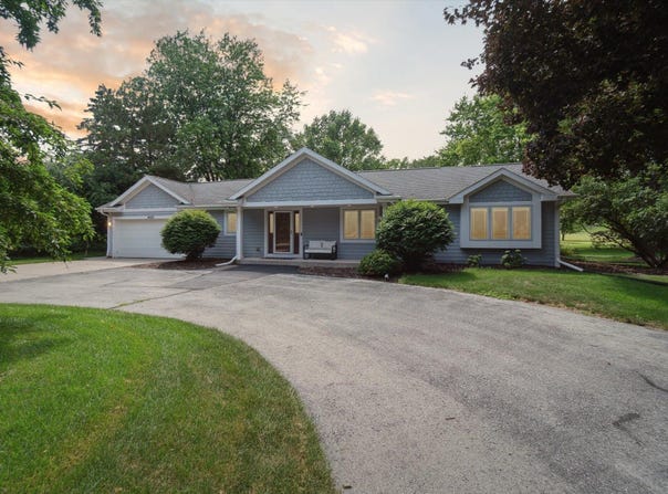 4685 Pilgrim Rd, Brookfield, WI 53005