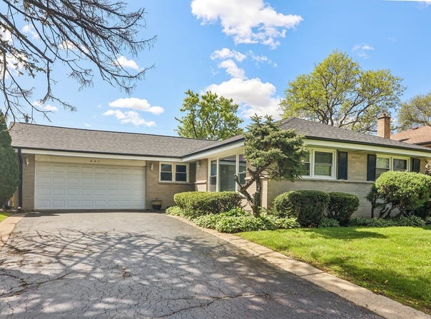 807 E Golfview Drive, Mount Prospect, IL 60056