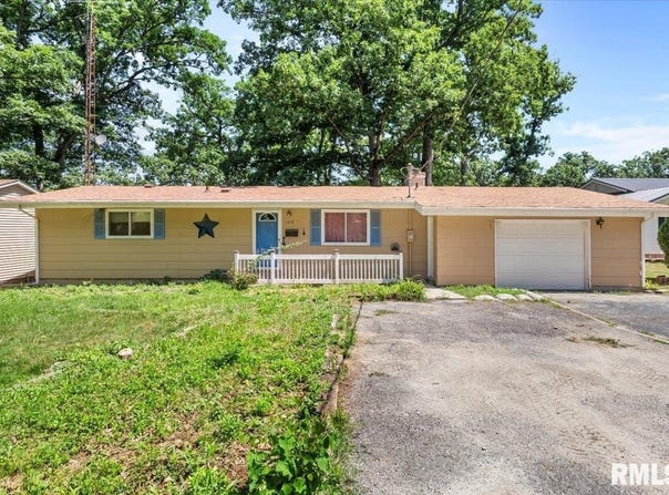 15858 OAK Lane, Girard, IL 62640