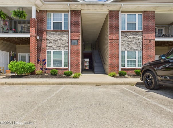 9402 Clubview Dr, Louisville, KY 40291