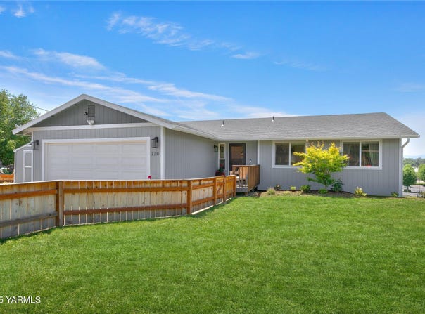 716 Cascadia Park Dr, Yakima, WA 98901