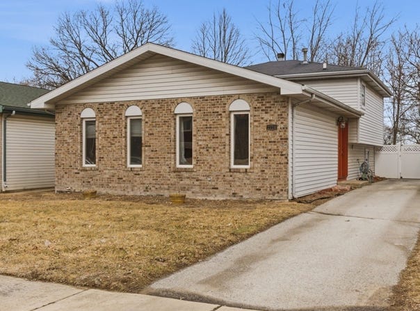 2736 E Goodrich Avenue E, Burnham, IL 60633