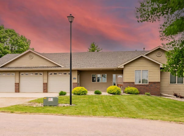 811 Southview Dr, Larchwood, IA 51241