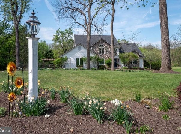 1560 SURREY ROAD, BETHLEHEM, PA 18015