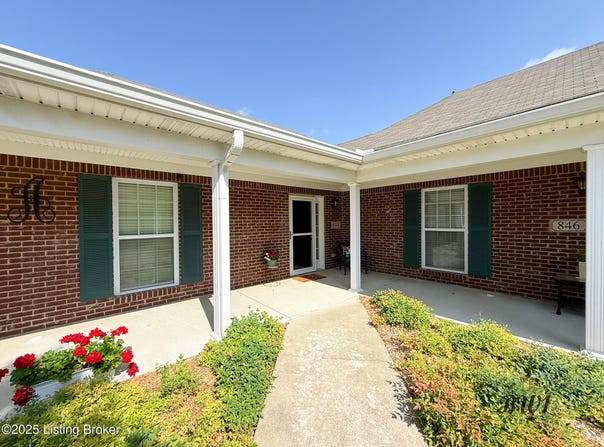 844 Garden Pointe Dr, Simpsonville, KY 40067