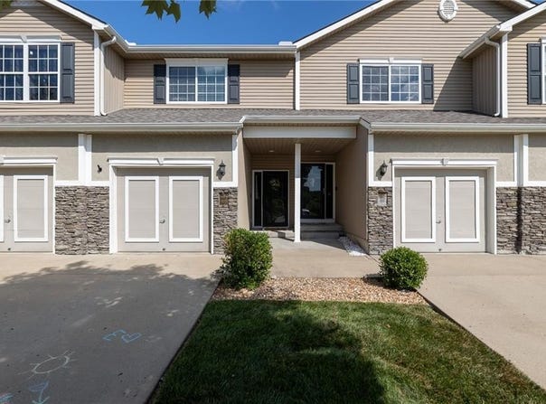 632 SW Shadow Glen Court, Blue Springs, MO 64015