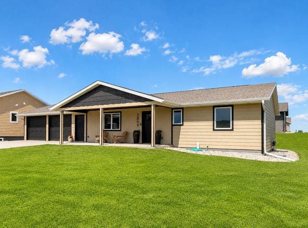 2009 Walnut St., Hull, IA 51239
