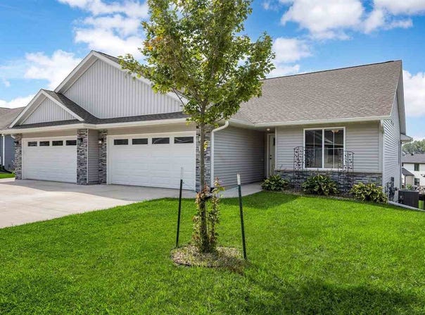 914 Prairie View Dr, IA 52358
