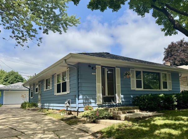 1733 N 118th St, Wauwatosa, WI 53226