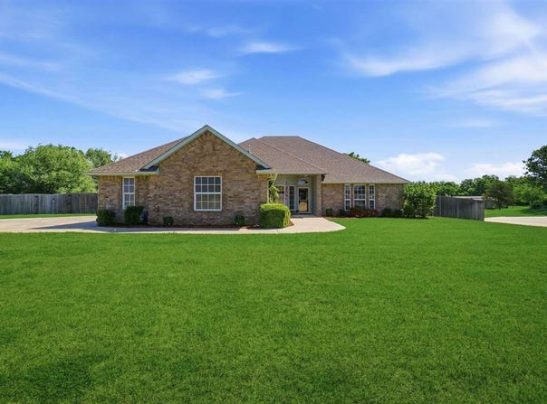 303 Azalea Ln, Cache, OK 73527