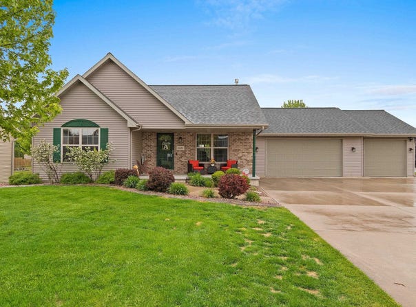 1603 PINE TREE Lane, LUXEMBURG, WI 54217-1400